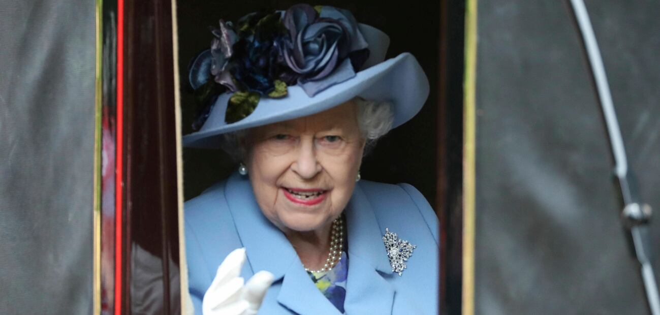 La reina Isabel II tiene un empleado dedicado a caminar con los zapatos nuevos para suavizarlos