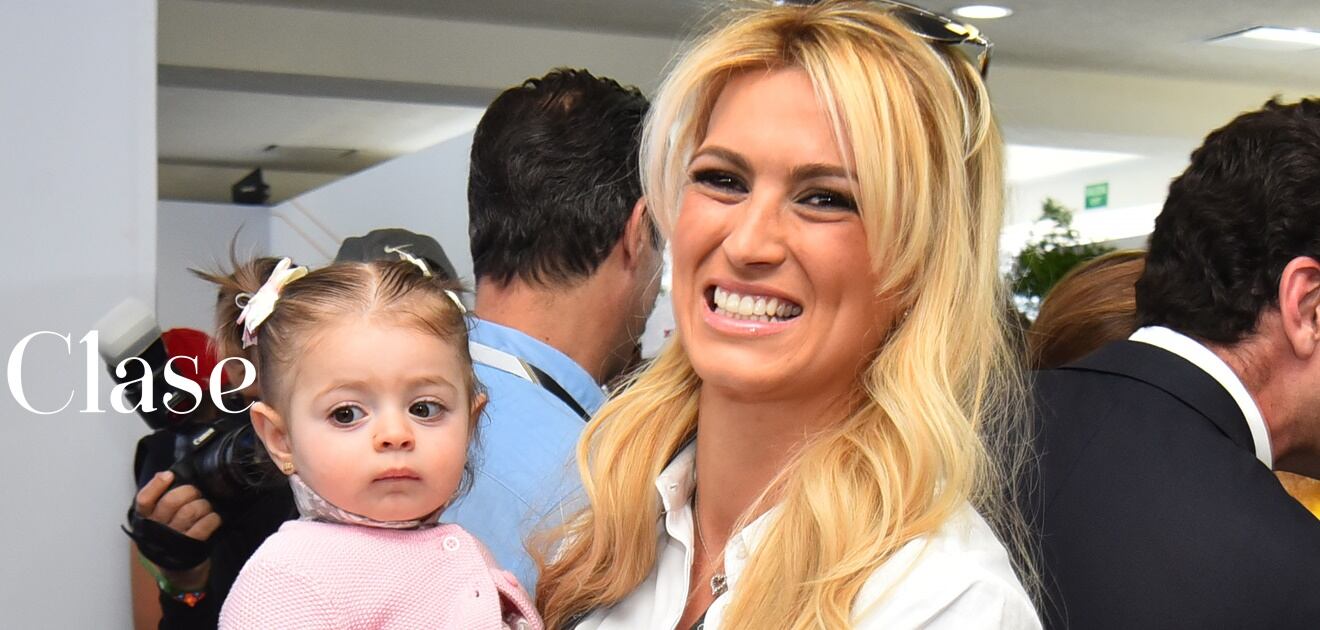 <p>La pequeña lució divina con un outfit en colores palo de rosa y gris.  <strong>(Fotos: Verónica Garduño) </strong></p>