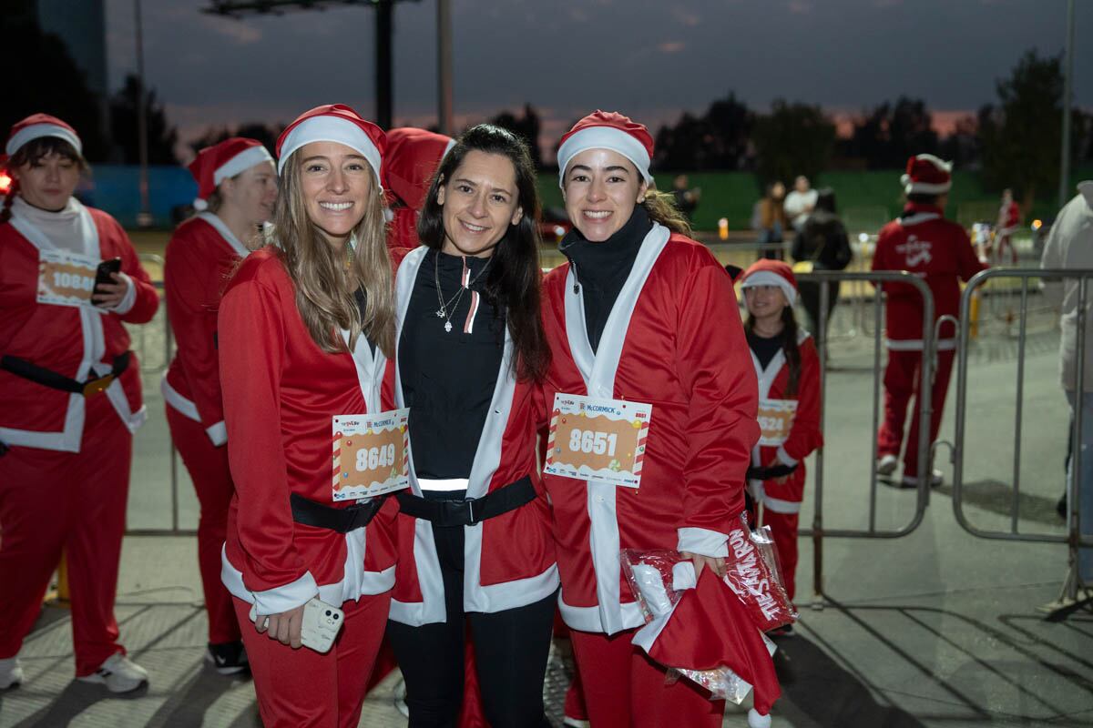 Andrea y Claudia de Velasco con Emilia Roa. (Foto: Héctor Arjona)