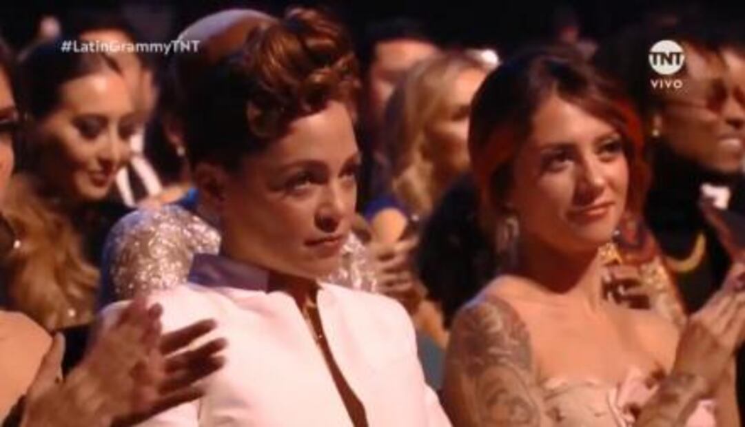 Tienes que ver el gesto de Natalia Lafourcade a Maluma en los Latin Grammy que se hizo viral