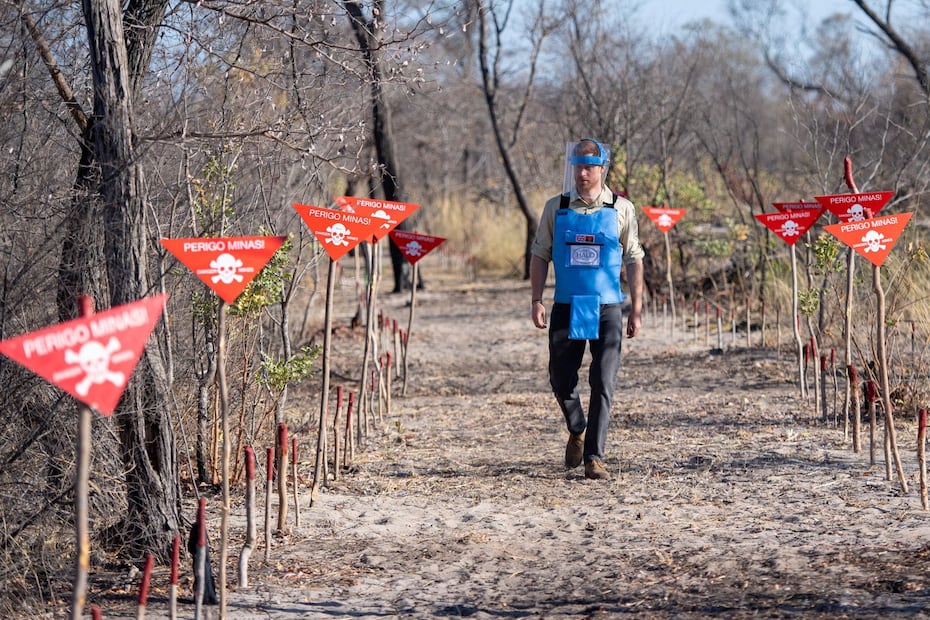 El príncipe Harry rinde homenaje a la princesa Diana al caminar por un campo minado en África 