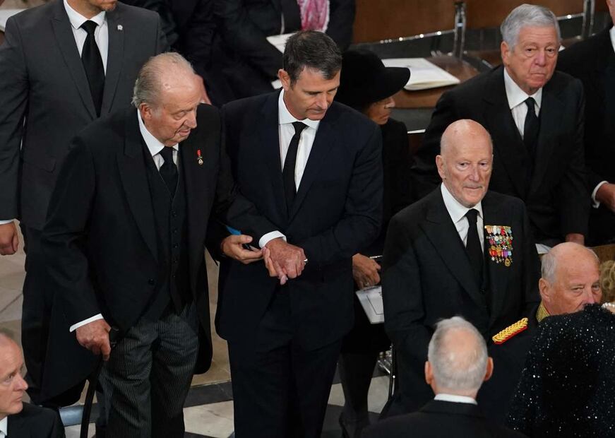 Felipe VI de España y su papá, don Juan Carlos, se reencuentran en el funeral de Isabel II