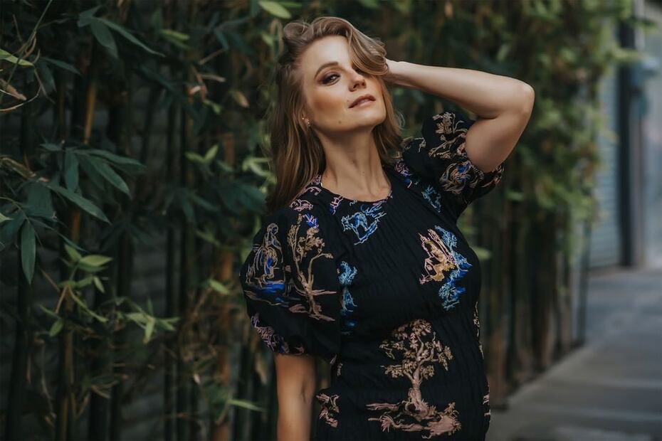 Ana Layevska muestra su baby bump en bikini 