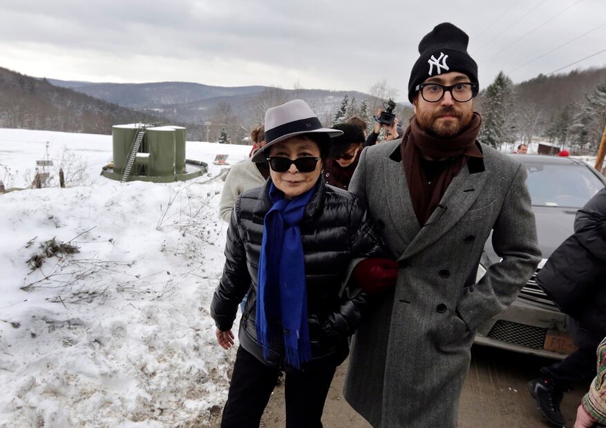 Sean Lennon, hijo de John Lennon y Yoko Ono al cuidado de su mamá en silla de ruedas