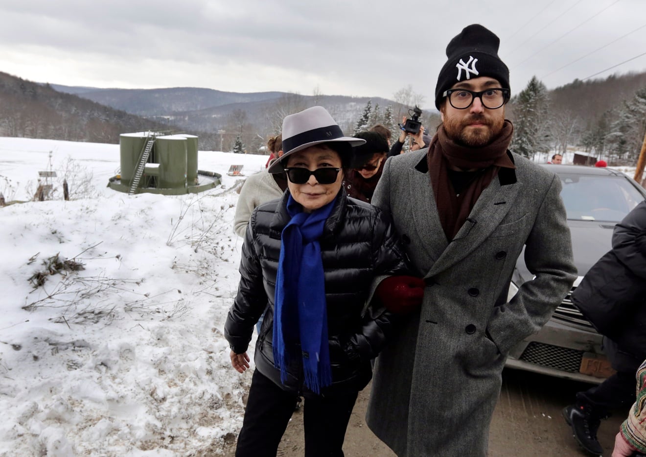 Sean Lennon, hijo de John Lennon y Yoko Ono al cuidado de su mamá en silla de ruedas