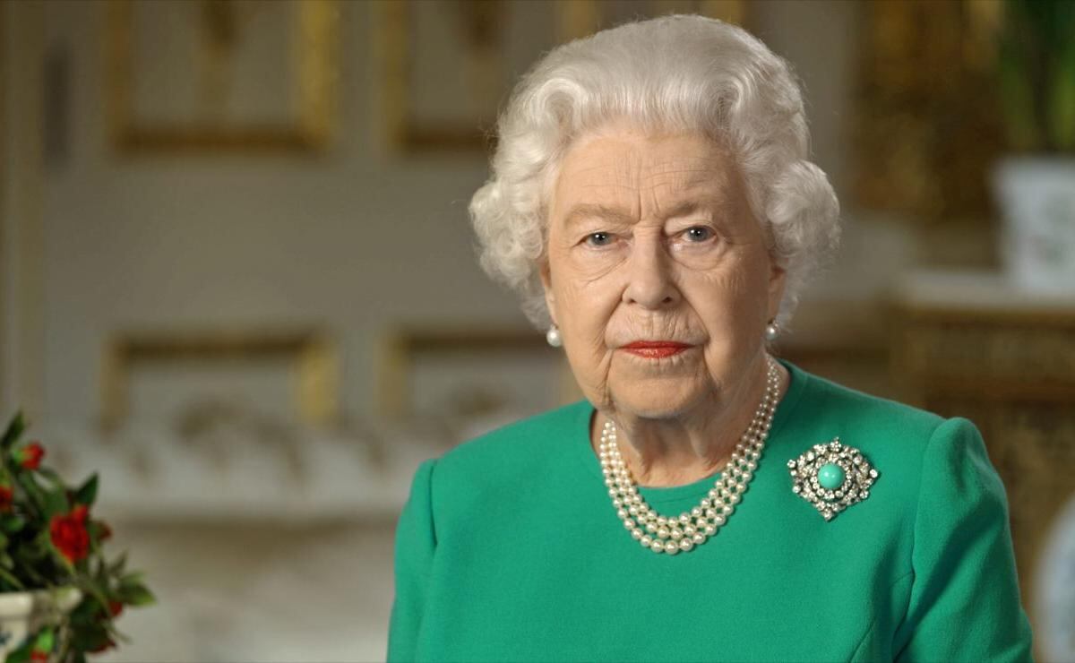 El significado oculto que guardan los broches de la reina Isabel