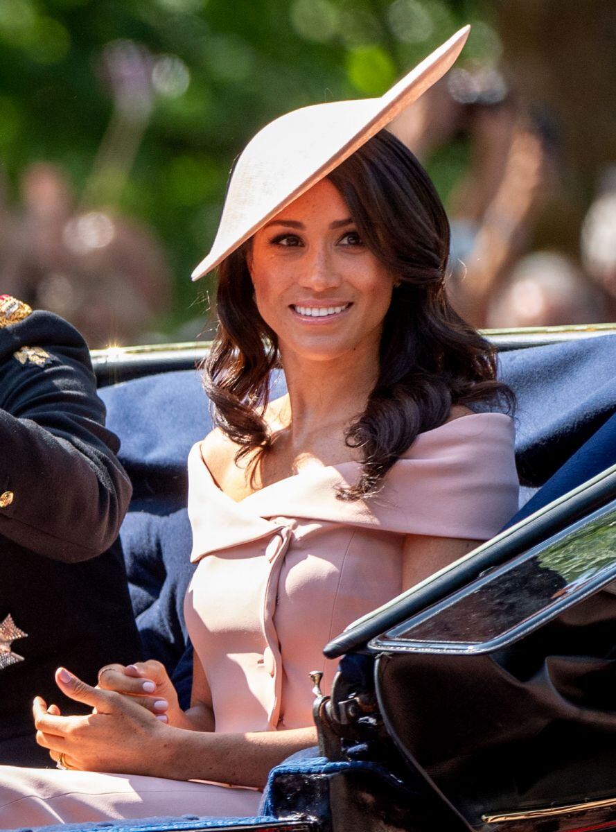 ¿Quién es la persona que viste a Meghan Markle?