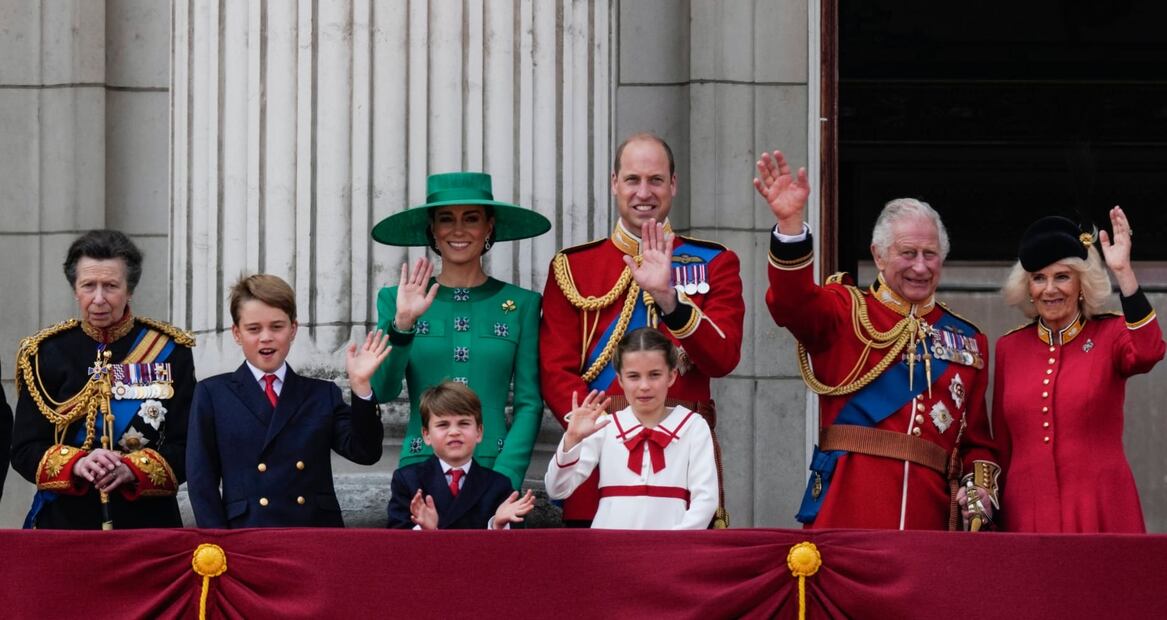 La princesa Ana, Kate Middleton, el príncipe William, sus hijos y el rey Carlos III junto a la reina Camila saludando desde el palacio de Buckingham durante el Trooping The Colour / AP