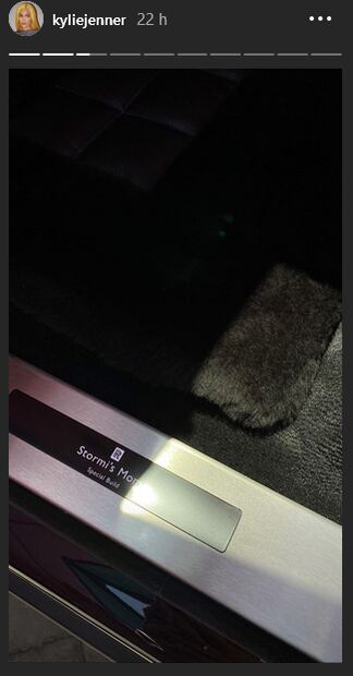 Kylie Jenner personaliza su lujoso Rolls-Royce en honor a su hija Stormi
