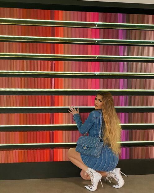 Así luce Kylie Jenner sin extensiones de pelo y uñas 
