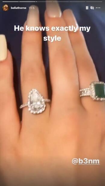 Bella Thorne modela mini bikini tie dye y enorme anillo de compromiso