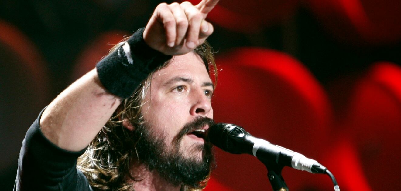 El cantante Dave Grohl se reúne con los miembros de Nirvana junto a su hija Violet Maye Grohl para un evento especial 
