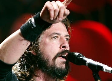 El cantante Dave Grohl se reúne con los miembros de Nirvana junto a su hija Violet Maye Grohl para un evento especial