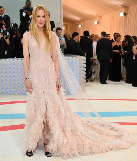 Nicole Kidman honra a Karl Lagerfeld y recicla un vestido nude de ensueño para la Met Gala