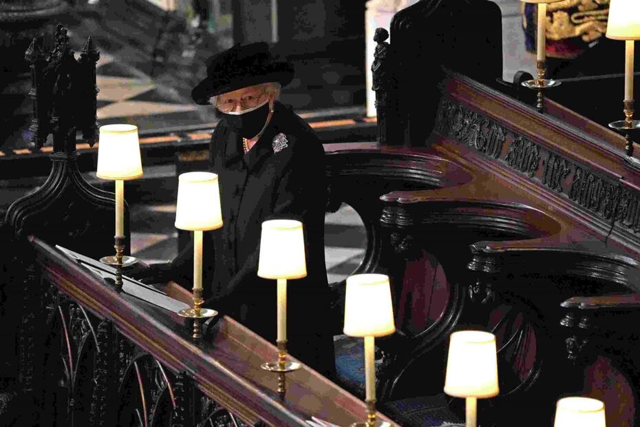 Las fotos de la reina Isabel II en el funeral de su esposo que rompen el corazón