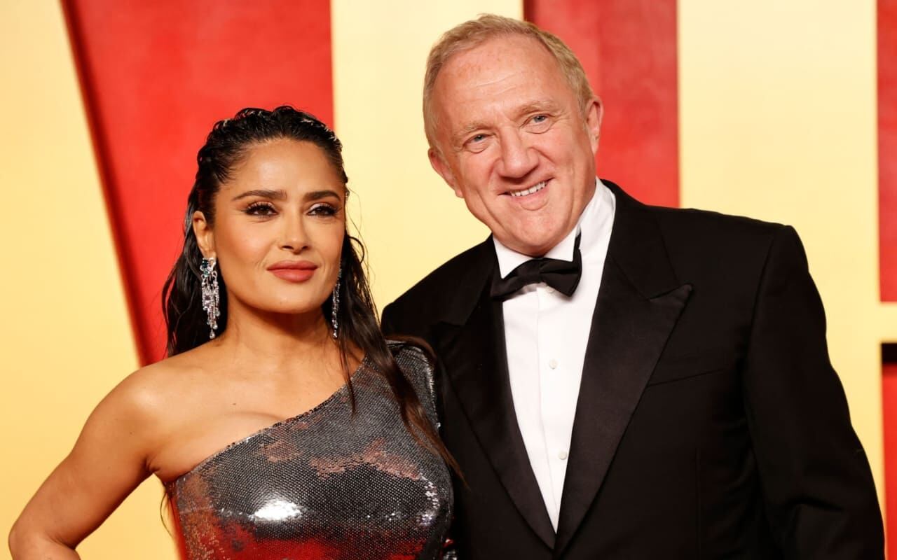 Salma Hayek y su esposo François-Henri Pinault en la fiesta de Vanity Fair 2024 / AFP
