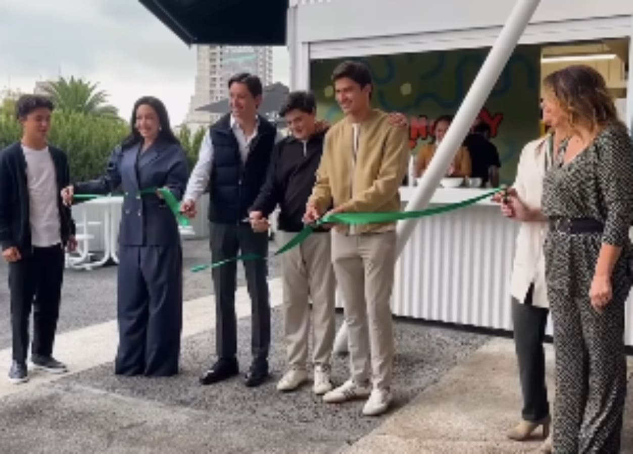 María Laura Medina de Salinas en la inauguración del negocio de su hijo Cristóbal / Foto: Instagram