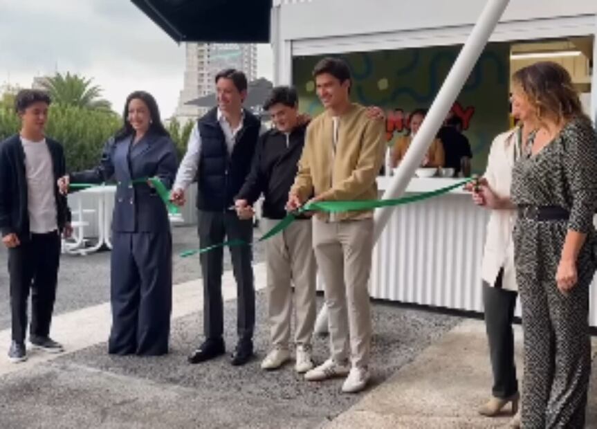 María Laura Medina de Salinas en la inauguración del negocio de su hijo Cristóbal / Foto: Instagram