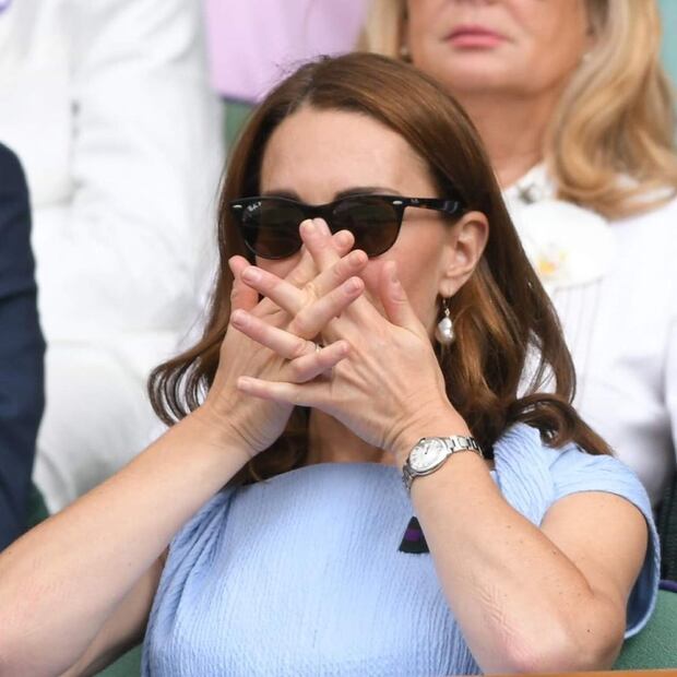 La duquesa de Cambridge, Kate Middleton, entrega el trofeo en la final más larga de Wimbledon