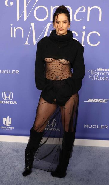 Rosalía, la cantante y productora que triunfa con transparencias underboob en los Billboard Women in Music