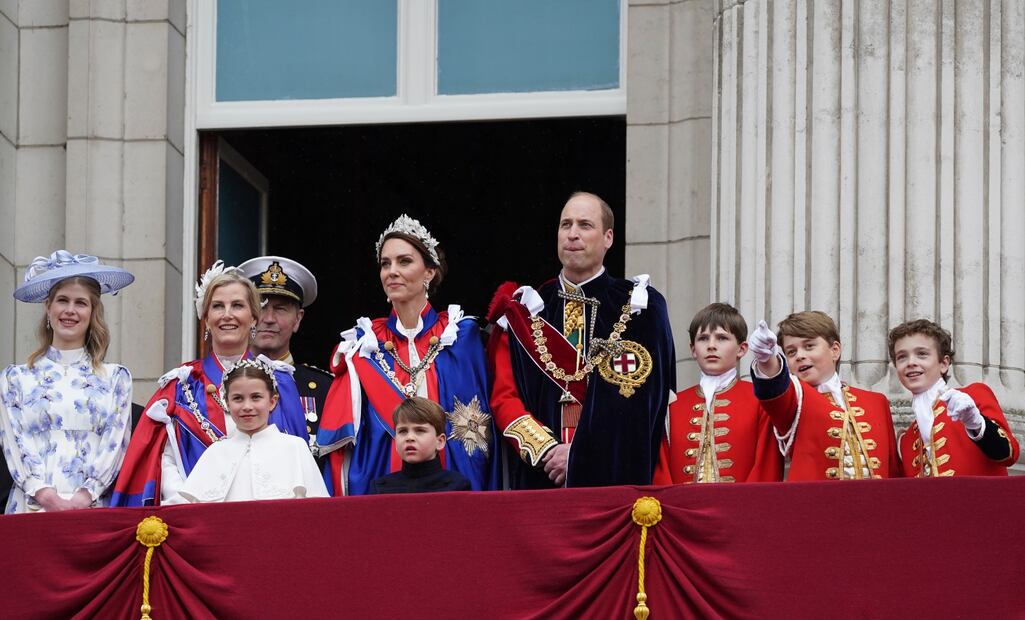 El rey Carlos III y Camila saludan desde el balcón del palacio de Buckingham junto a la familia real, sin Harry y Andrés