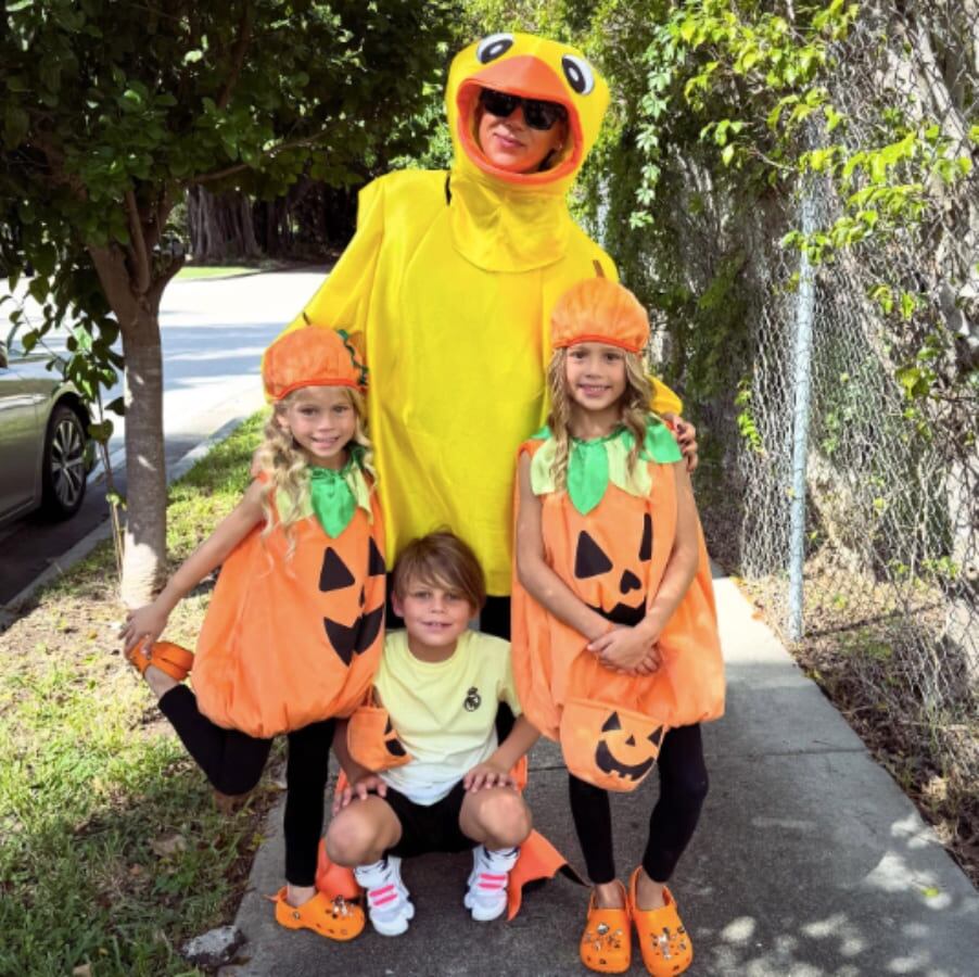 Anna Kournikova con Mary, Lucy y Nicholas, sus hijos con Enrique Iglesias / Foto: Instagram