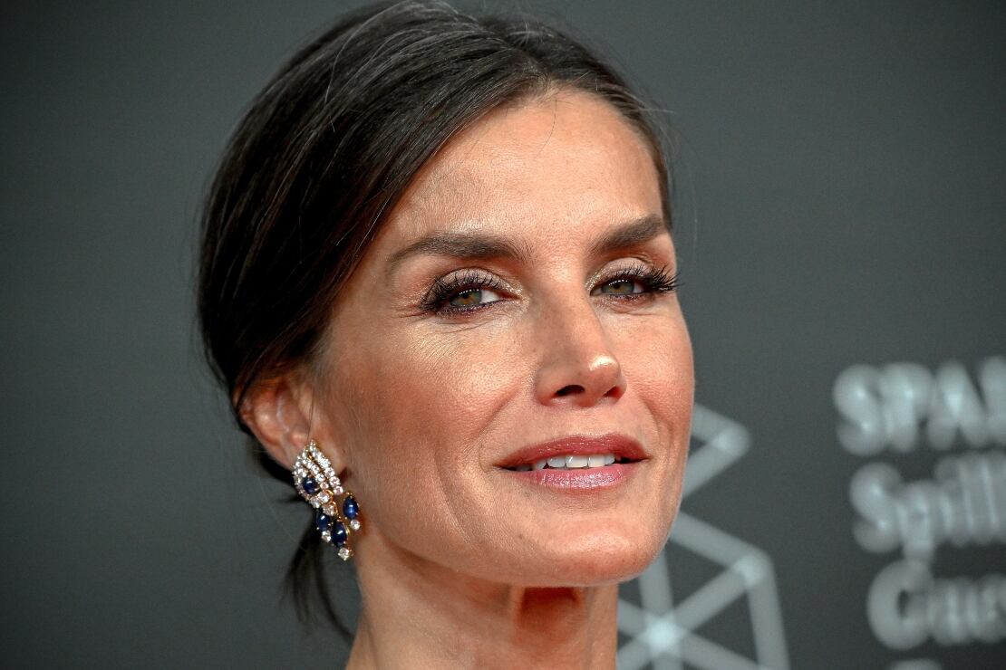 Letizia de España vuelve a desafiar las 'normas' de Carolina Herrera y sorprende con jeans ajustados