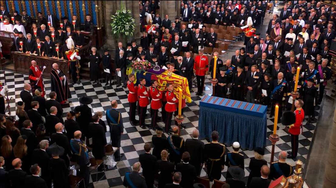 Felipe VI de España y su papá, don Juan Carlos, se reencuentran en el funeral de Isabel II