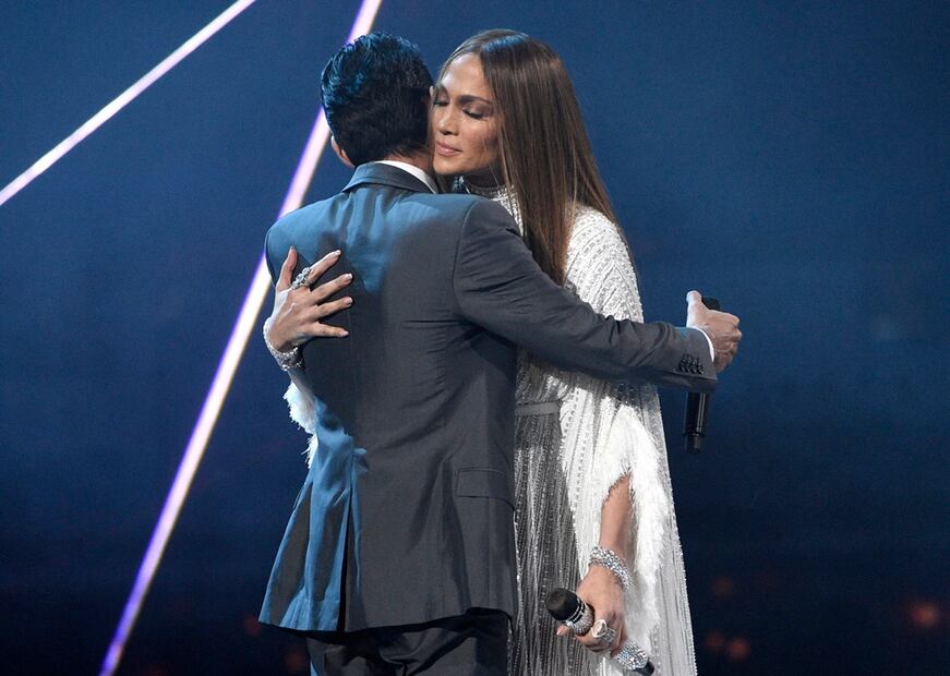 El discurso y el polémico beso entre JLo y Marc Anthony