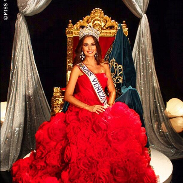 FOTOS: Conoce a Irene Esser, la modelo venezolana que acompañó al hijo de AMLO