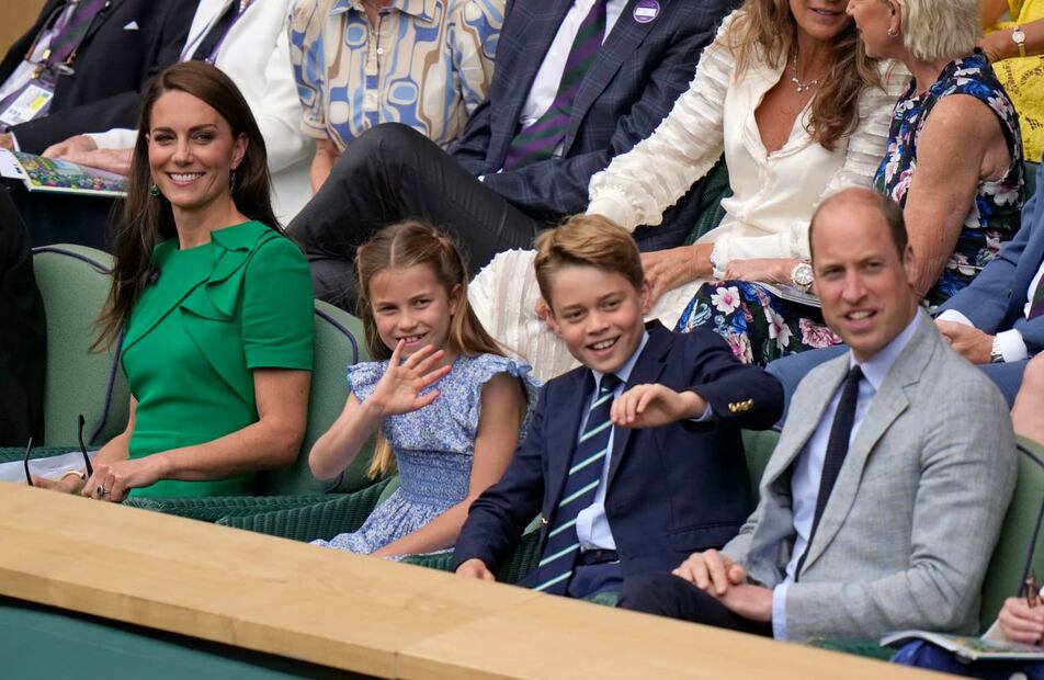 Kate Middleton y el príncipe William junto a sus hijos, la princesa Charlotte y el príncipe George en Wimbledon /  AP