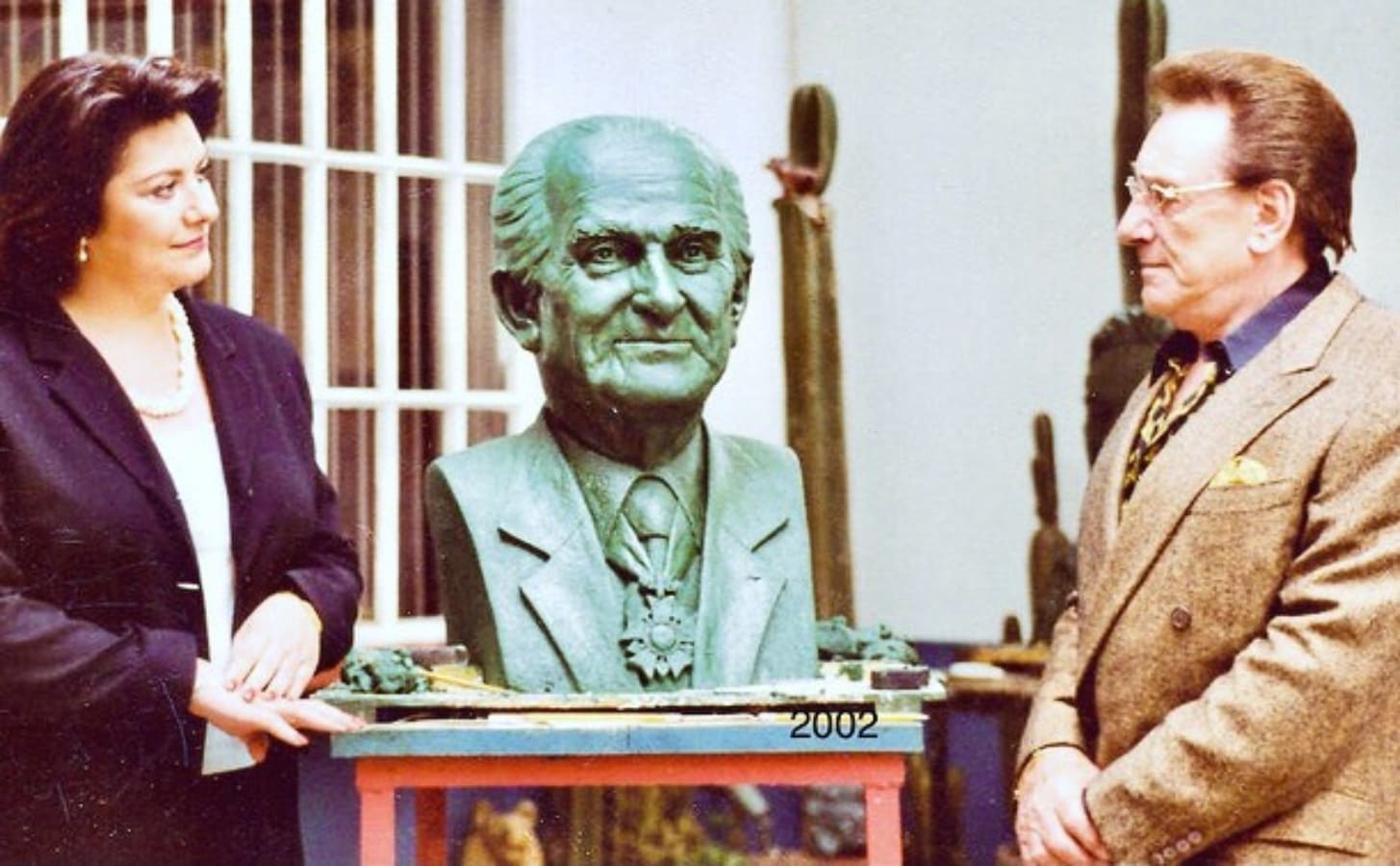 Emilio Checa Curi con un busto de su papá, Pedro Checa / Foto: Instagram Escultor Sergio Peraza