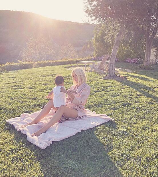 Khloé Kardashian viste su casa con un árbol de Navidad en color rosa ¡y luce divino!