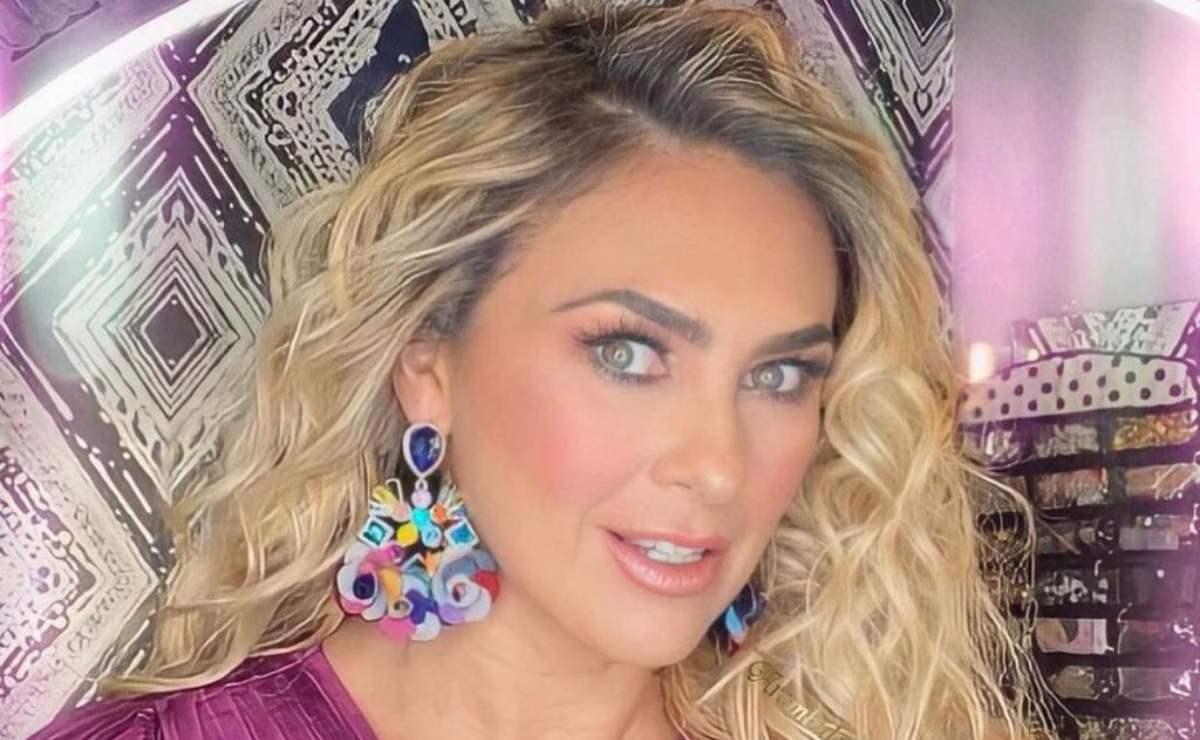 Aracely Arámbula revela secretos de belleza y posa en bata de baño