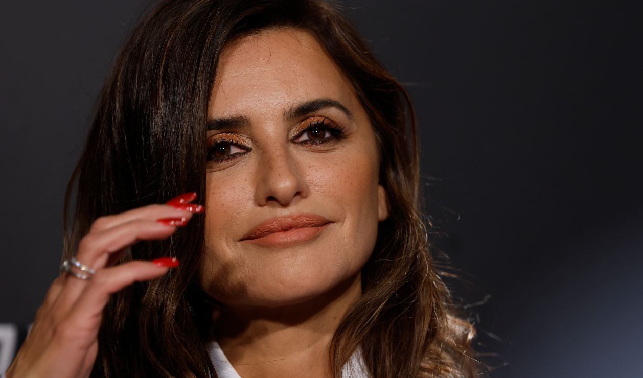 Penélope Cruz seduce con el coordinado más masculino de Chanel
