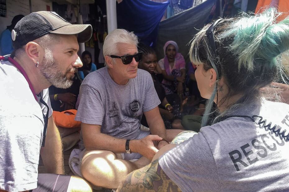 Richard Gere lleva alimentos a 121 inmigrantes varados en el mar 