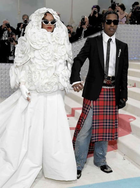 Rihanna llega tarde a la Met Gala 2023 vestida como una rarísima novia