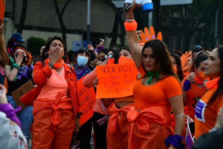 Alessandra Rojo de la Vega levanta la voz por las mujeres en Marcha 25N 