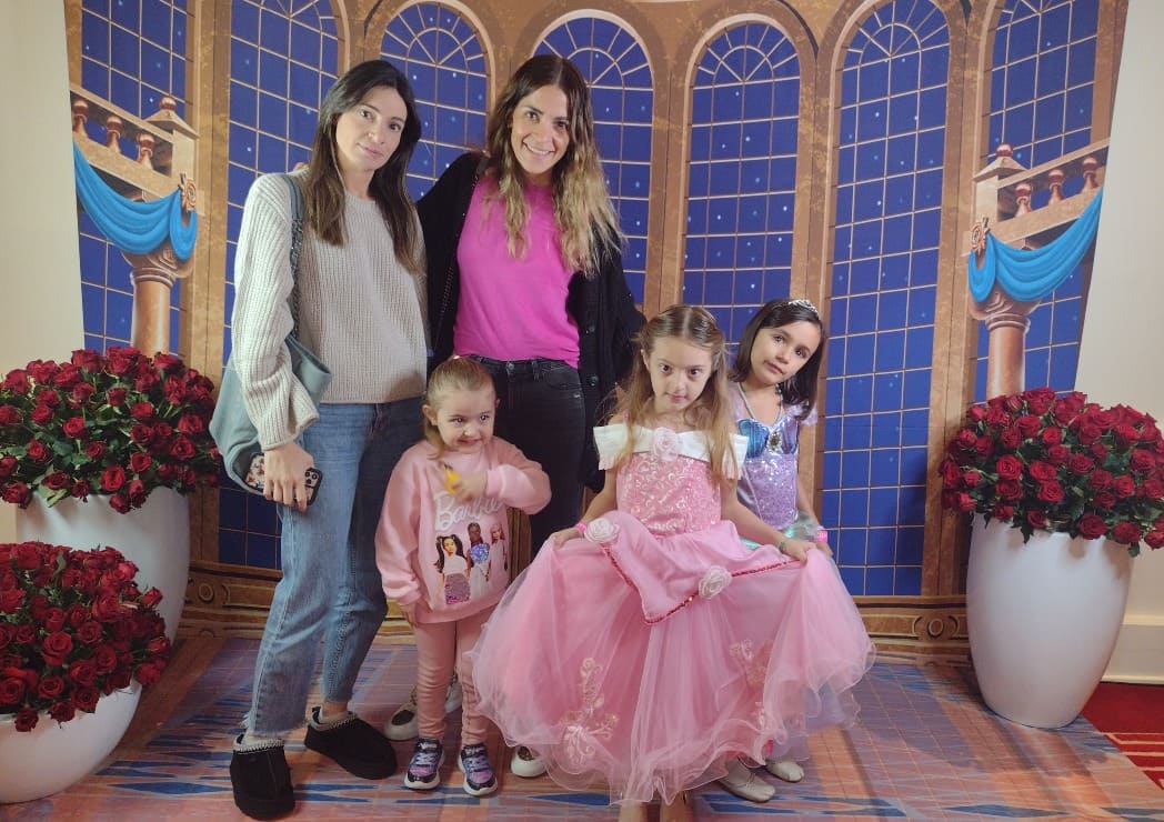Andrea Wade y Andrea Esponda con Juliana, Sophia y Romina / Édgar Laguna