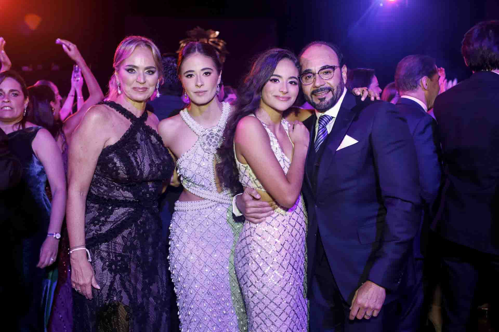 Pilar Suárez, Rania Chagra, Mía Chagra y Luis Chagra. (Foto: Esteban Torreblanca)