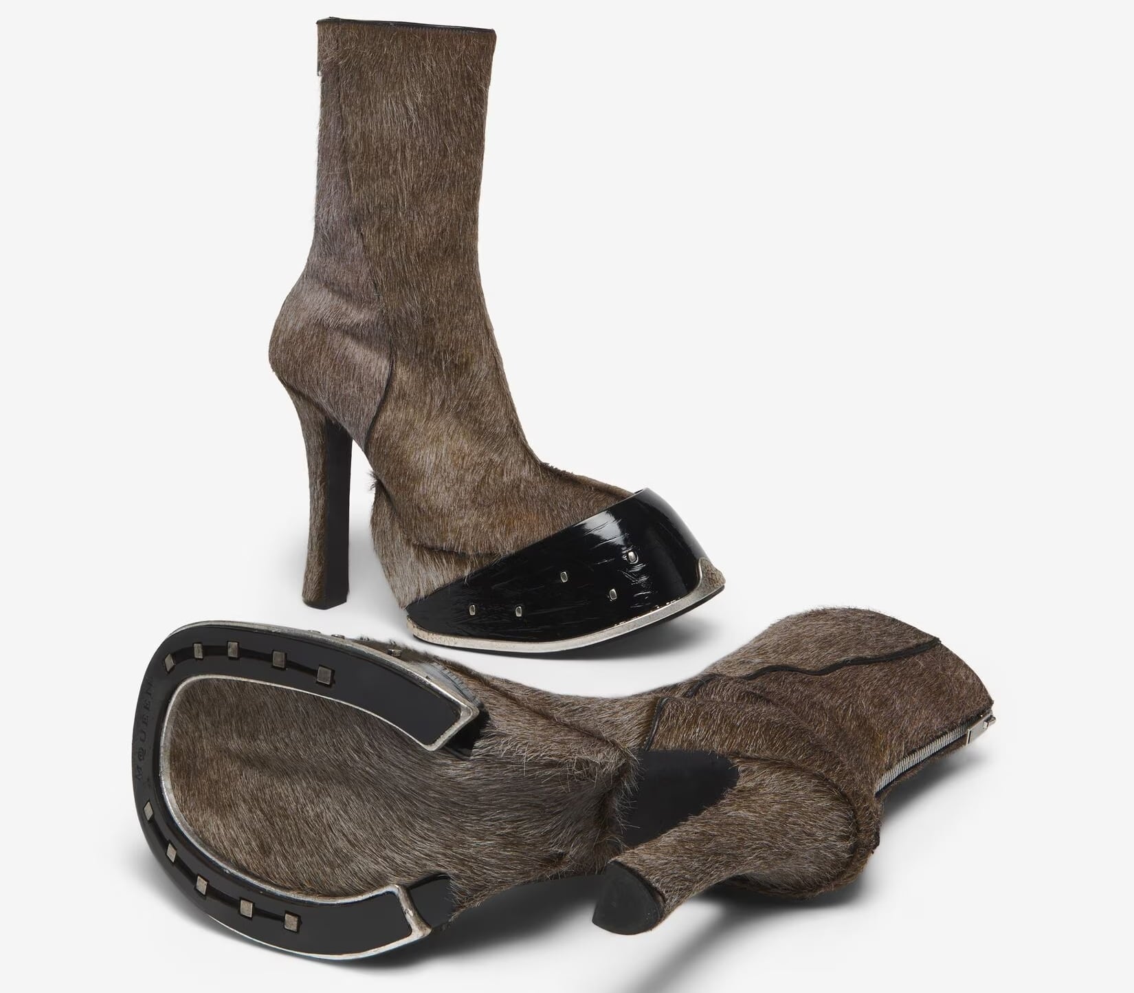 Las botas de 'pezuña' de Alexander McQueen que cuestan 50 mil pesos
