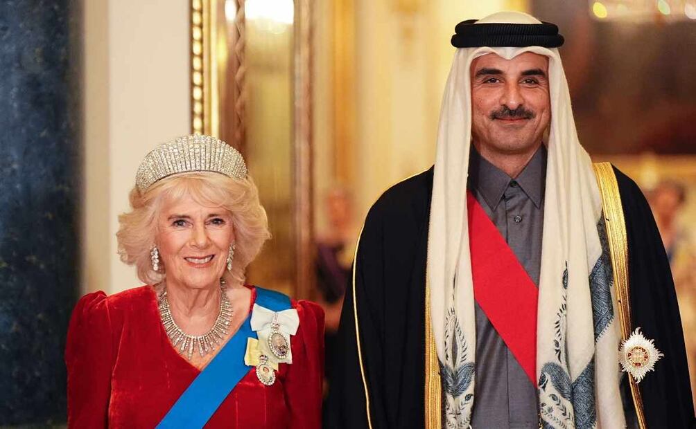 La Reina Camilla junto al Emir Sheikh Tamim bin Hamad al-Thani de Qatar durante el banquete estatal en el Palacio de Buckingham / Foto: AFP