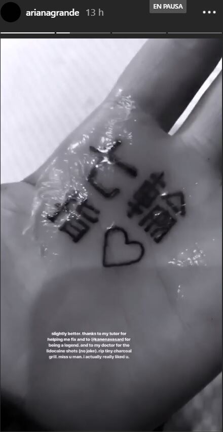 Ariana Grande corrige con gran dolor su tatuaje