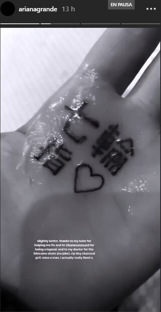 Ariana Grande corrige con gran dolor su tatuaje