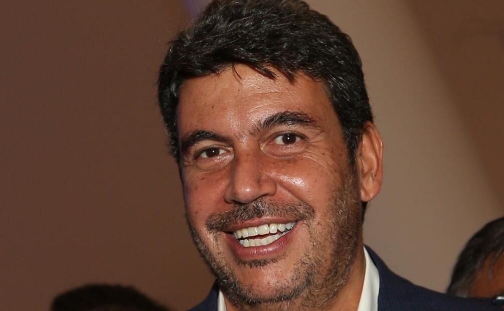 Arturo Elias Ayub celebra 1 millón de followers en una charla con su hija