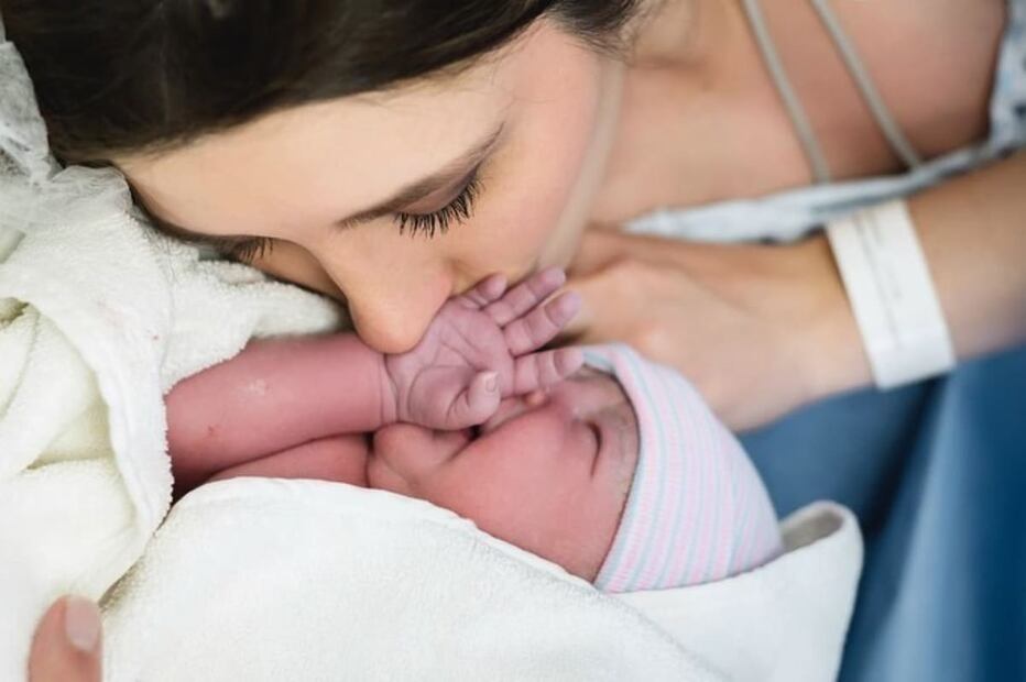 Alexia Hernández, esposa de Alex Fernández, con baby Nirvana / Instagram