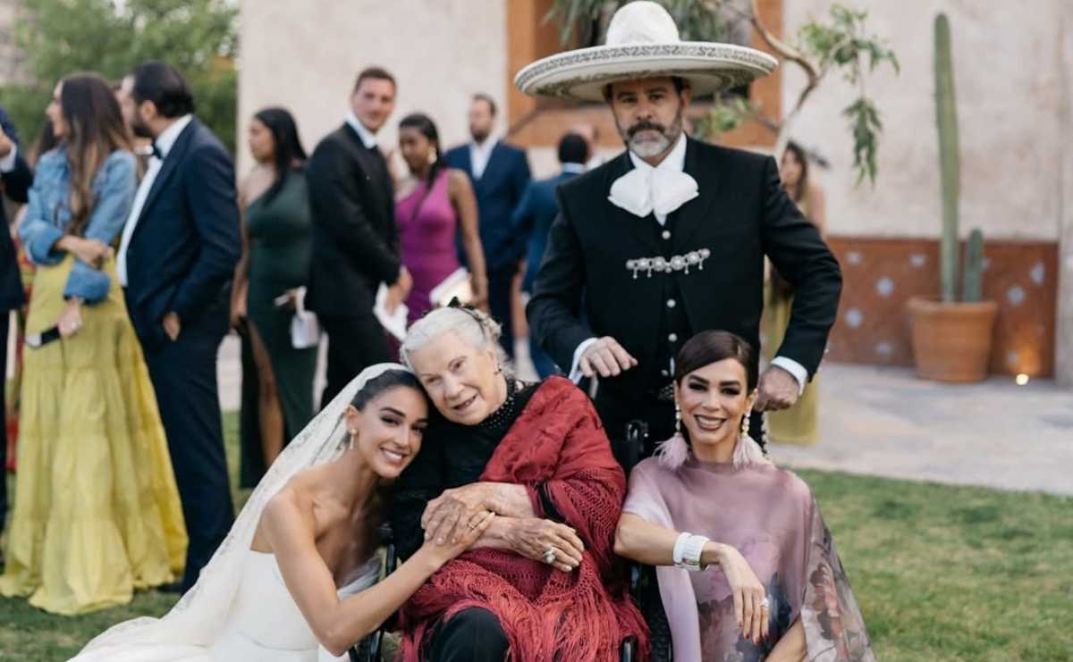 Ale Capetillo, Eduardo Capetillo y Biby Gaytán junto a doña María del Carmen Vázquez Alcaide / Foto: Instagram