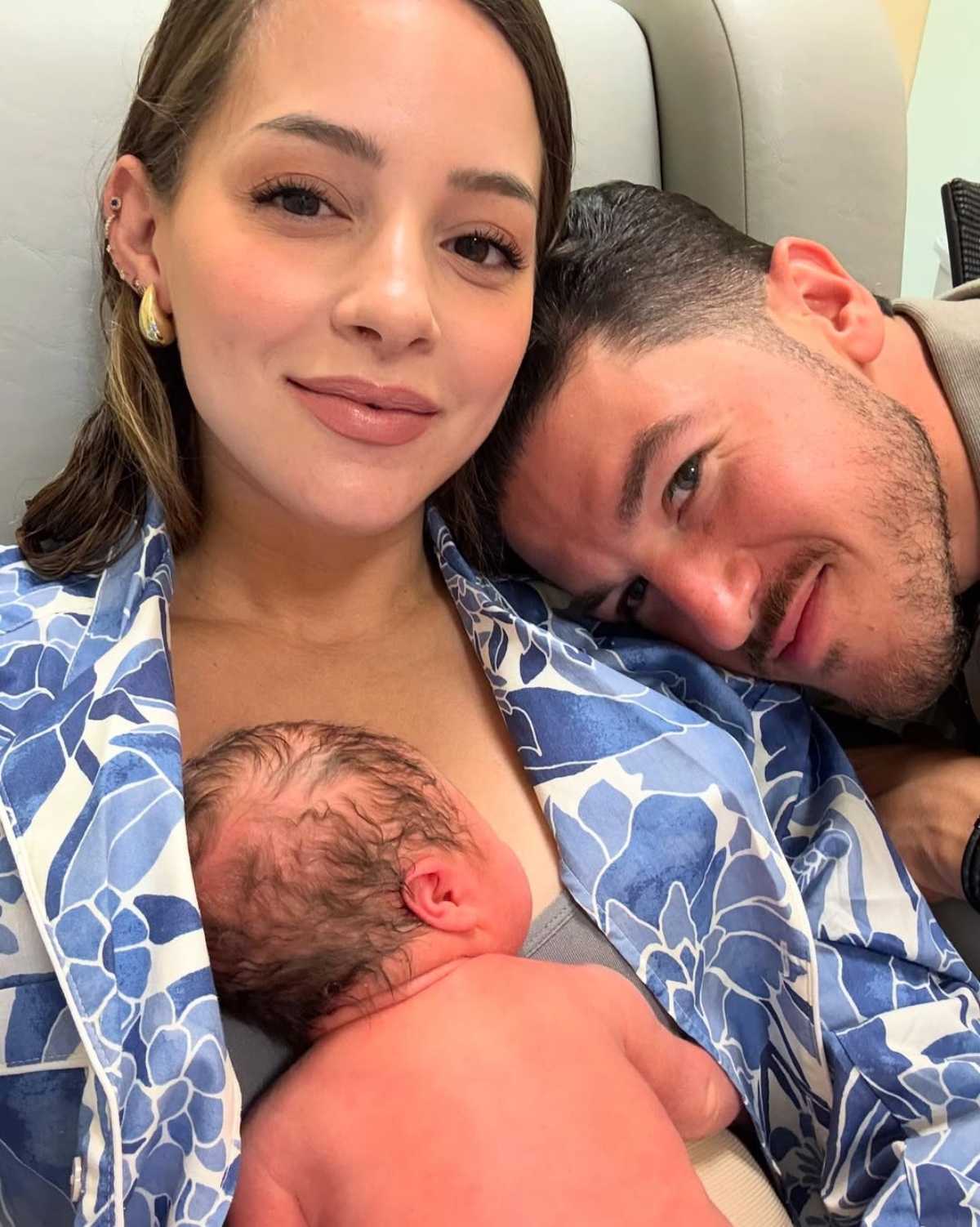 Mariana Rodríguez y Samuel García junto a Isabel / Foto: Instagram @marianardzcantu