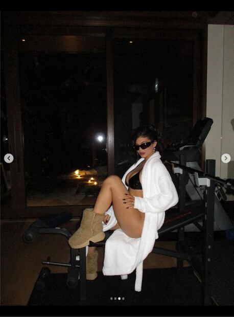 Kylie Jenner, con botas de 22 mil pesos y micro bikini, presume su figura sin temor al frío