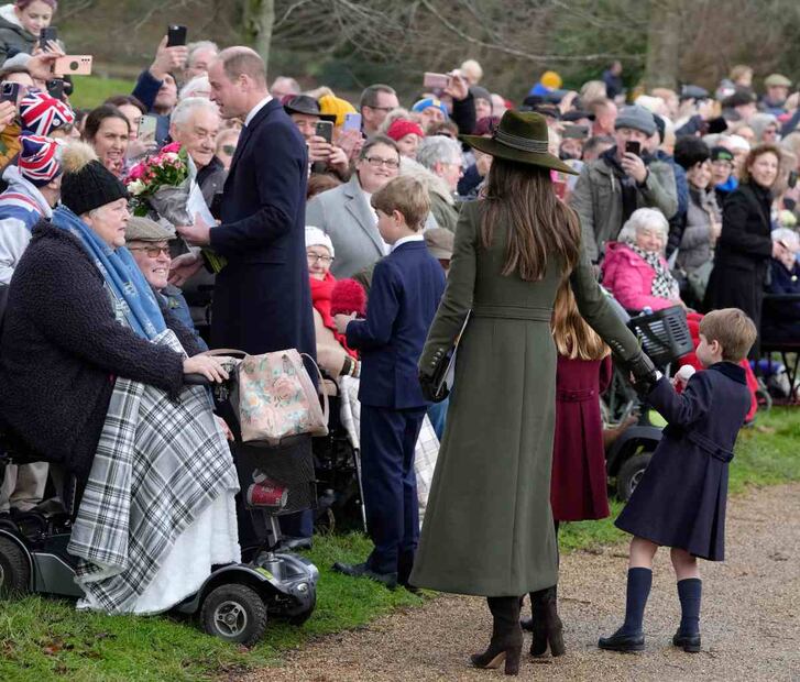 El pequeño príncipe Louis debuta en la caminata de Navidad ¡y vuelve a hacer de las suyas!